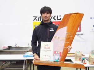 南里選手がトロフィーを持っている写真